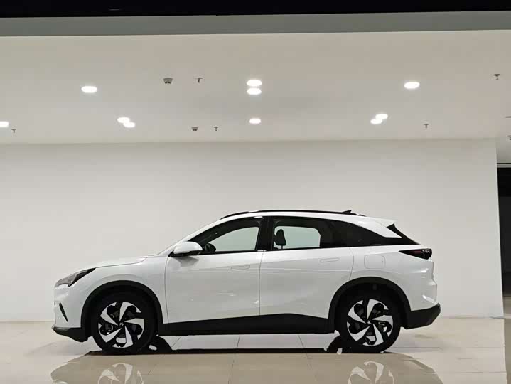 BAIC Arcfox Alpha T5, 2025 — фото 3 из 9