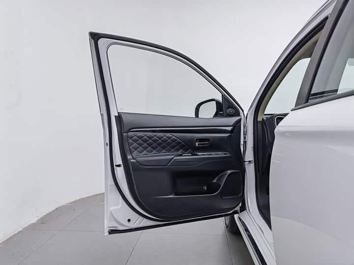 Mitsubishi Outlander, 2021 — фото 8 из 9