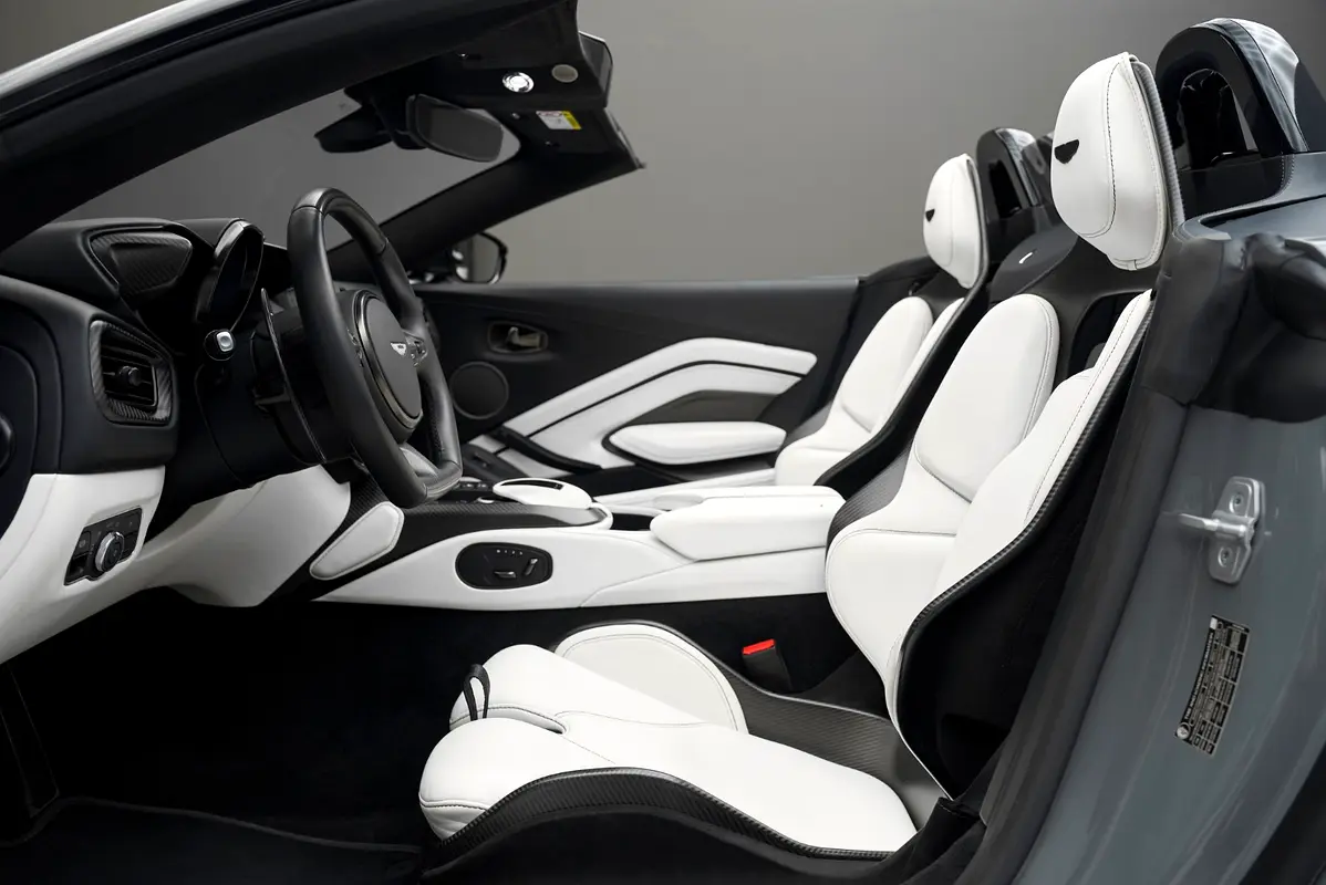 Aston Martin Vantage, 2023 — фото 10 из 10