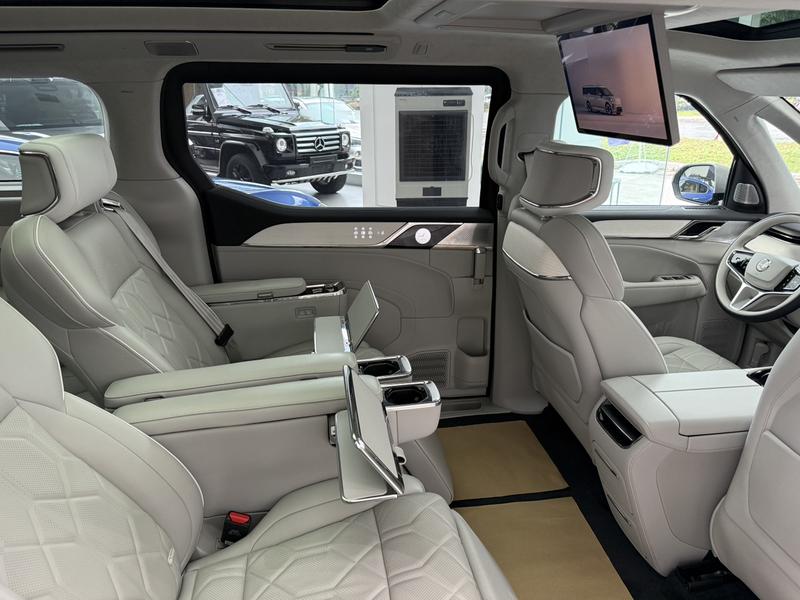 Volvo EM90, 2023 — фото 10 из 12