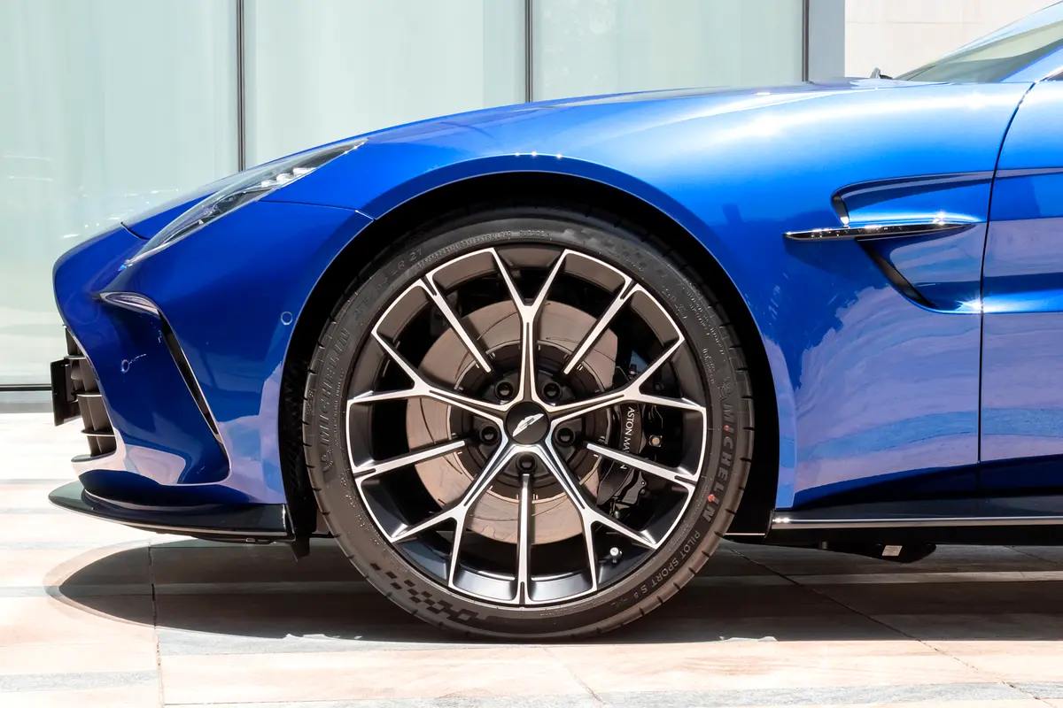 Aston Martin Vantage, 2025 — фото 3 из 10