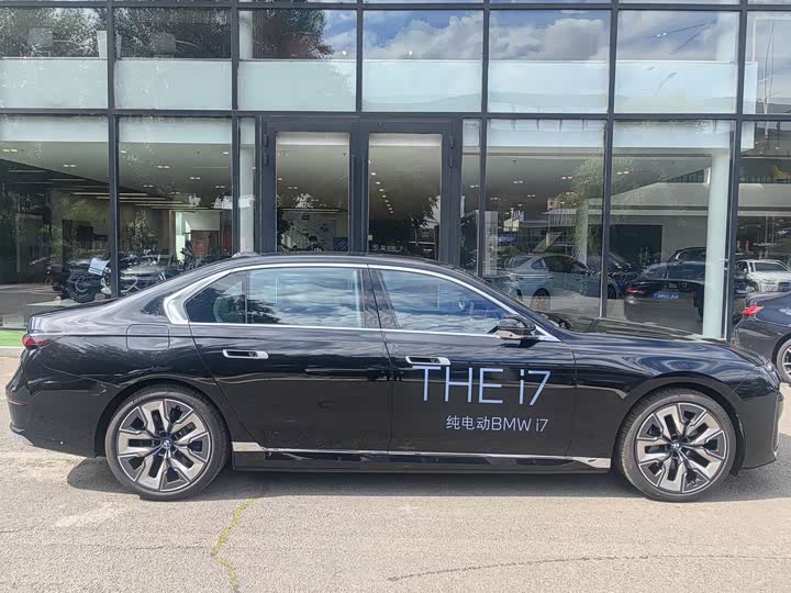 BMW i7, 2025 — фото 4 из 9