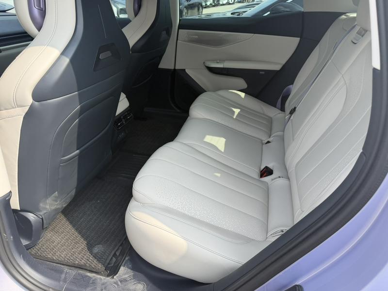 Lynk & Co 07 EM-P Hybrid, 2025 — фото 9 из 10