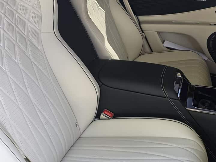 Bentley Flying Spur Hybrid, 2022 — фото 6 из 7