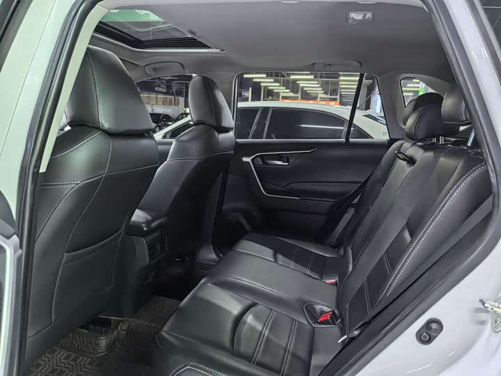 Toyota RAV4, 2022 — фото 7 из 9