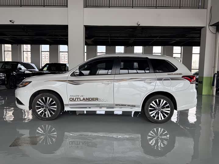 Mitsubishi Outlander, 2021 — фото 4 из 9
