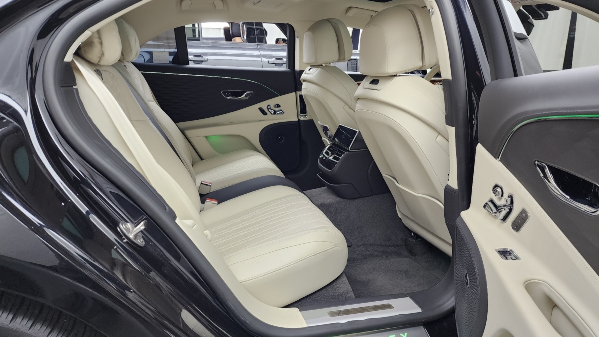 Bentley Flying Spur, 2022 — фото 11 из 12