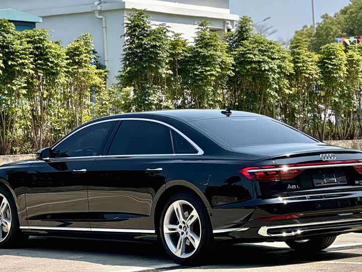Audi A8, 2022 — фото 6 из 9