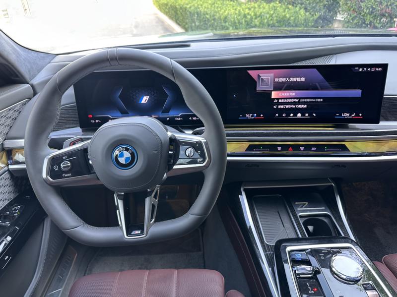 BMW i7, 2025 — фото 9 из 12