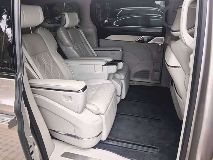 Volvo EM90, 2023 — фото 6 из 9