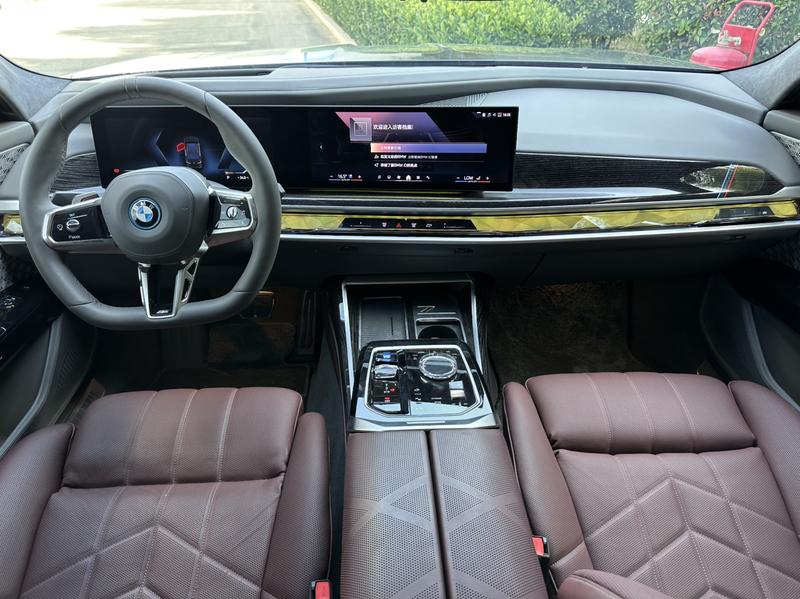 BMW i7, 2025 — фото 7 из 12