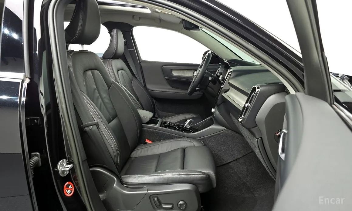 Volvo XC40, 2022 — фото 10 из 12
