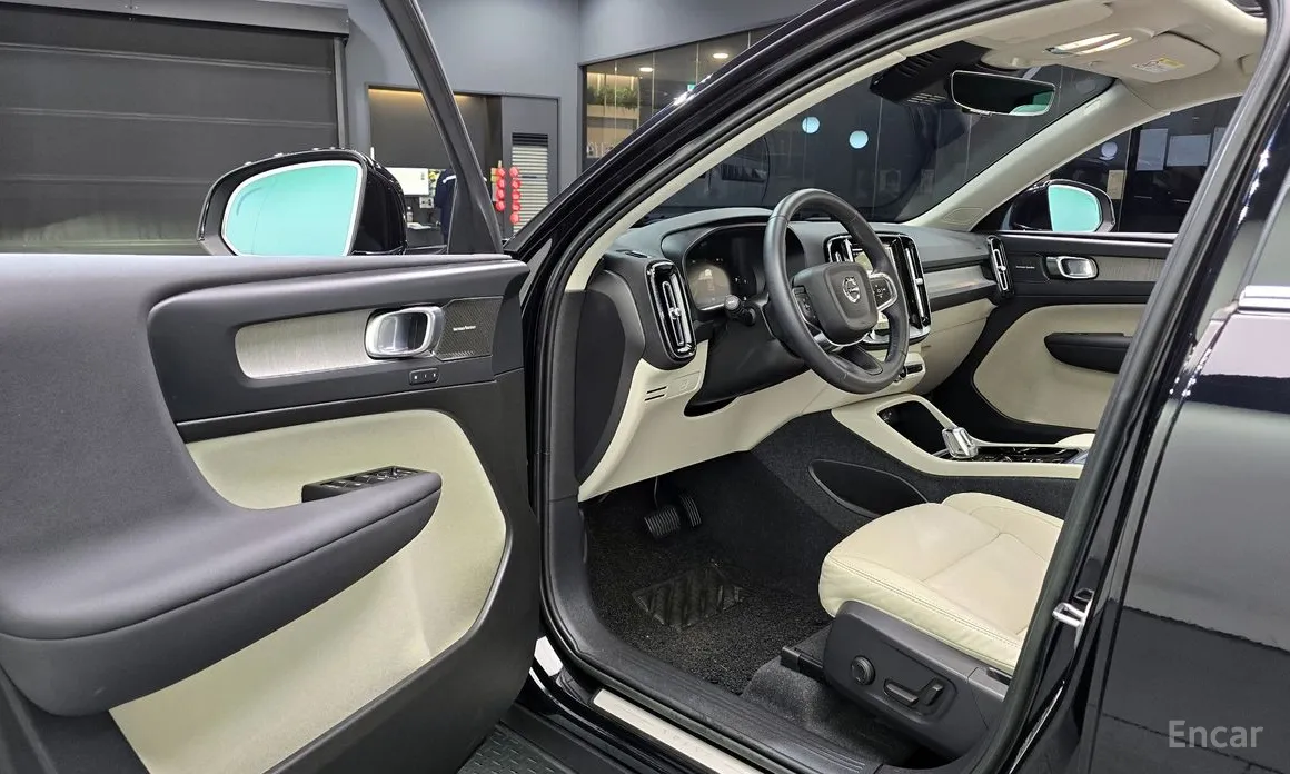 Volvo XC40, 2023 — фото 11 из 12