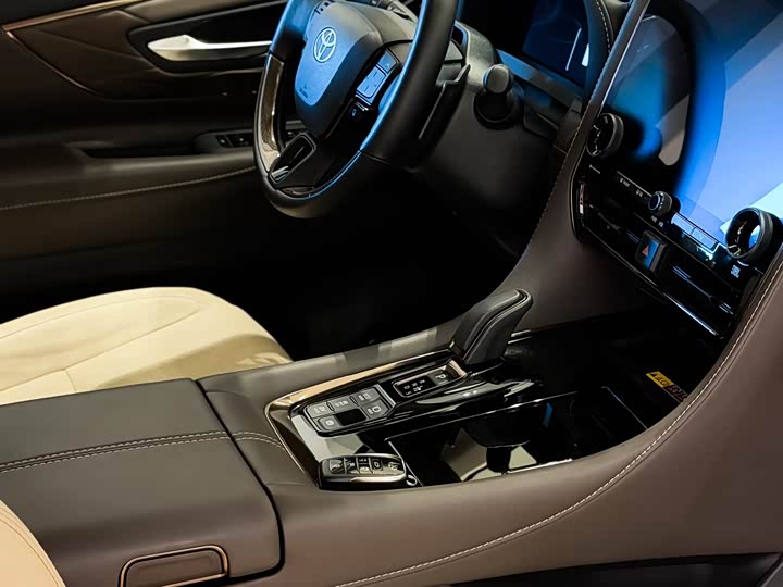 Toyota Alphard, 2025 — фото 8 из 9