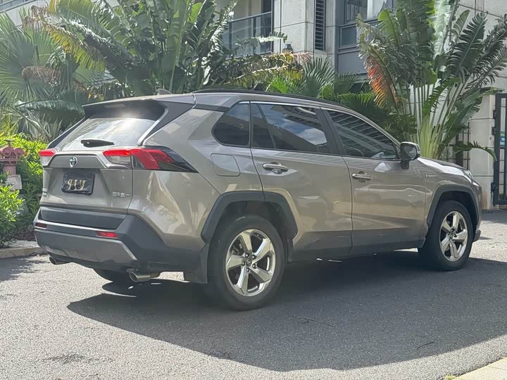 Toyota RAV4 Hybrid, 2023 — фото 9 из 9