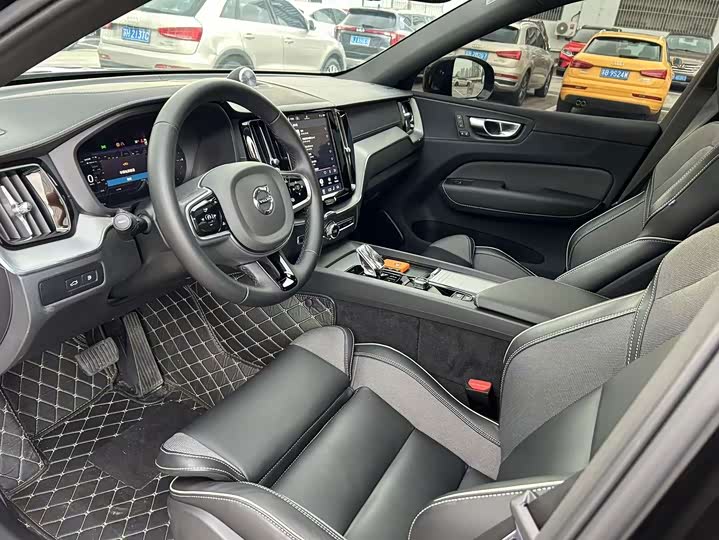 Volvo XC60 Hybrid, 2024 — фото 4 из 9