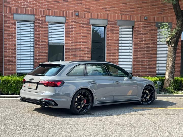 Audi RS 4, 2023 — фото 3 из 9