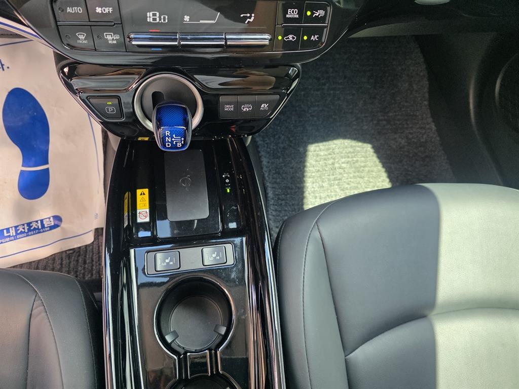 Toyota Prius, 2022 — фото 9 из 12