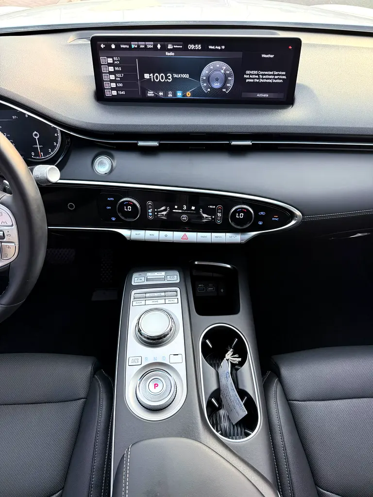 Genesis GV70, 2022 — фото 8 из 10