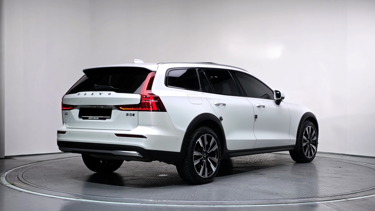 Volvo V60, 2023 — фото 2 из 12