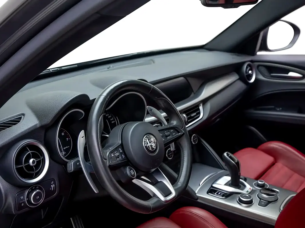 Alfa Romeo Stelvio, 2023 — фото 8 из 10