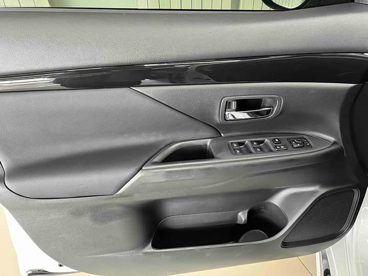 Mitsubishi Outlander, 2022 — фото 8 из 9