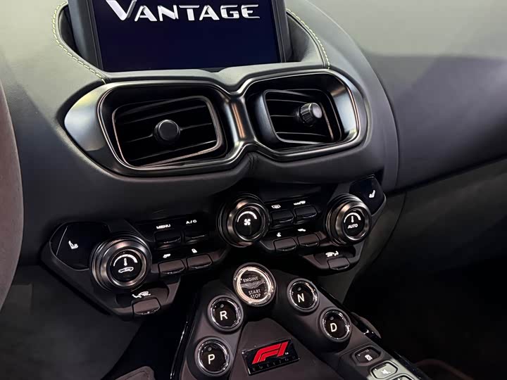 Aston Martin V8 Vantage, 2022 — фото 9 из 9