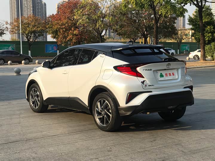 Toyota C-HR, 2022 — фото 7 из 9