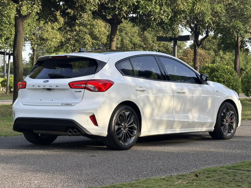 Ford Focus, 2022 — фото 7 из 12