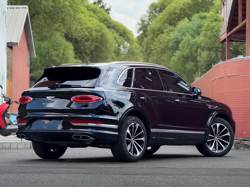 Bentley Bentayga, 2023 — фото 6 из 11