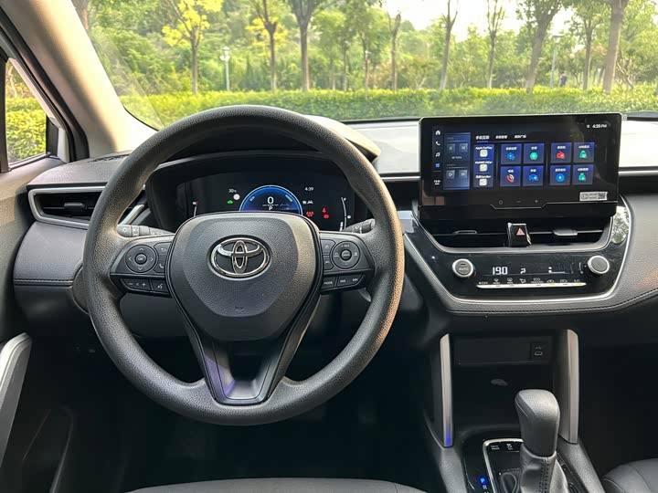 Toyota Corolla Cross, 2024 — фото 8 из 9