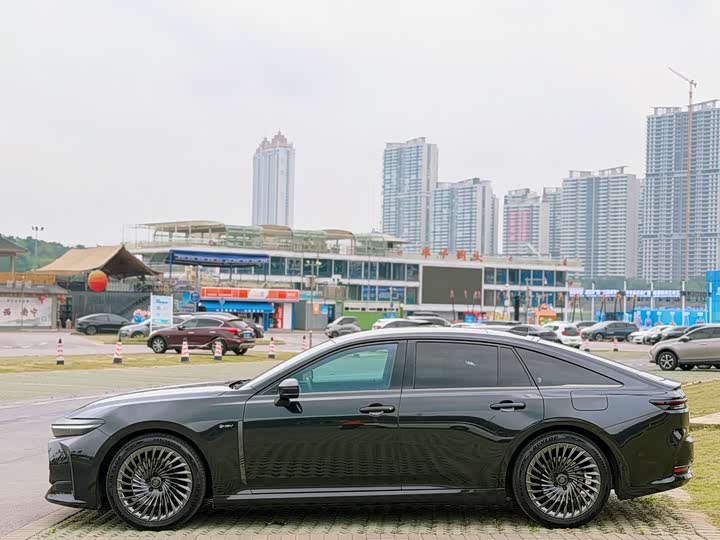 Toyota Crown Sedan, 2024 — фото 7 из 9