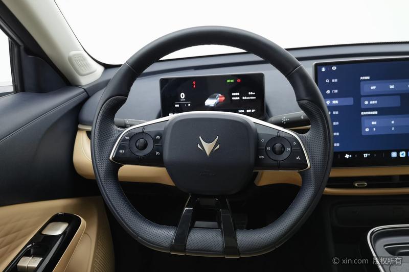BAIC Arcfox T1, 2025 — фото 9 из 12