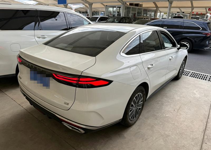 Geely Emgrand, 2025 — фото 6 из 12