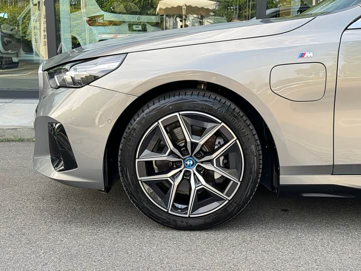 BMW i5, 2024 — фото 3 из 9