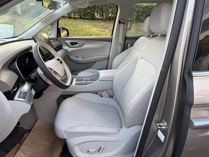 Roewe iMax 8 EV, 2025 — фото 8 из 9