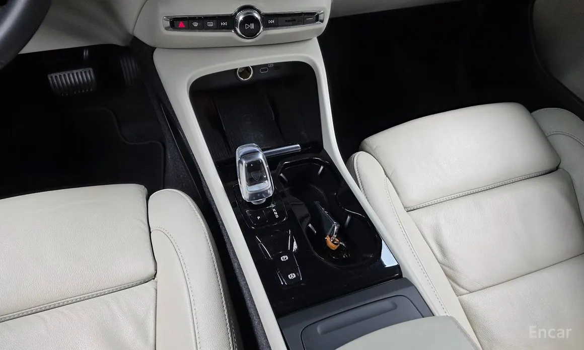 Volvo XC40, 2022 — фото 9 из 12