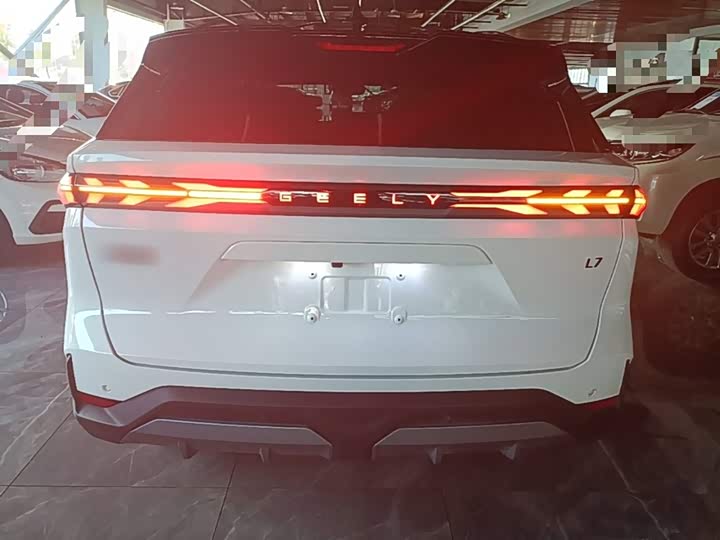 Geely Galaxy L7, 2023 — фото 6 из 9