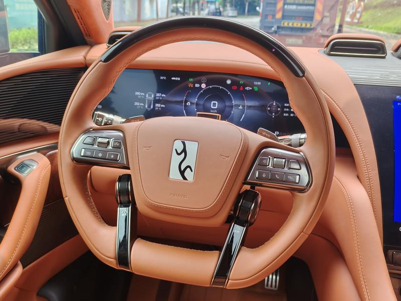 BYD Yangwang U8, 2023 — фото 7 из 12