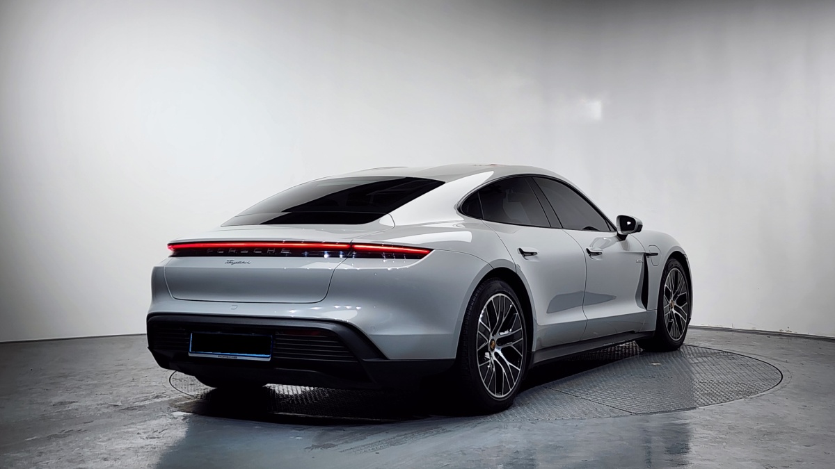 Porsche Taycan, 2022 — фото 2 из 12