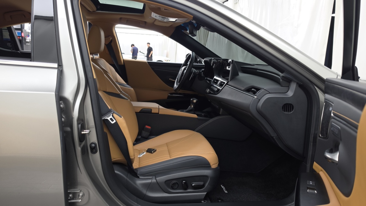 Lexus ES, 2023 — фото 10 из 12