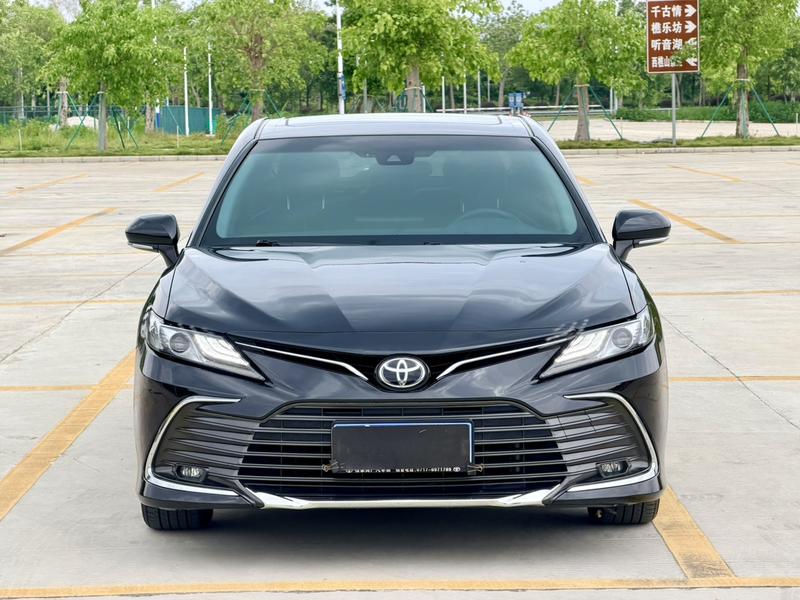 Toyota Camry, 2023 — фото 2 из 12
