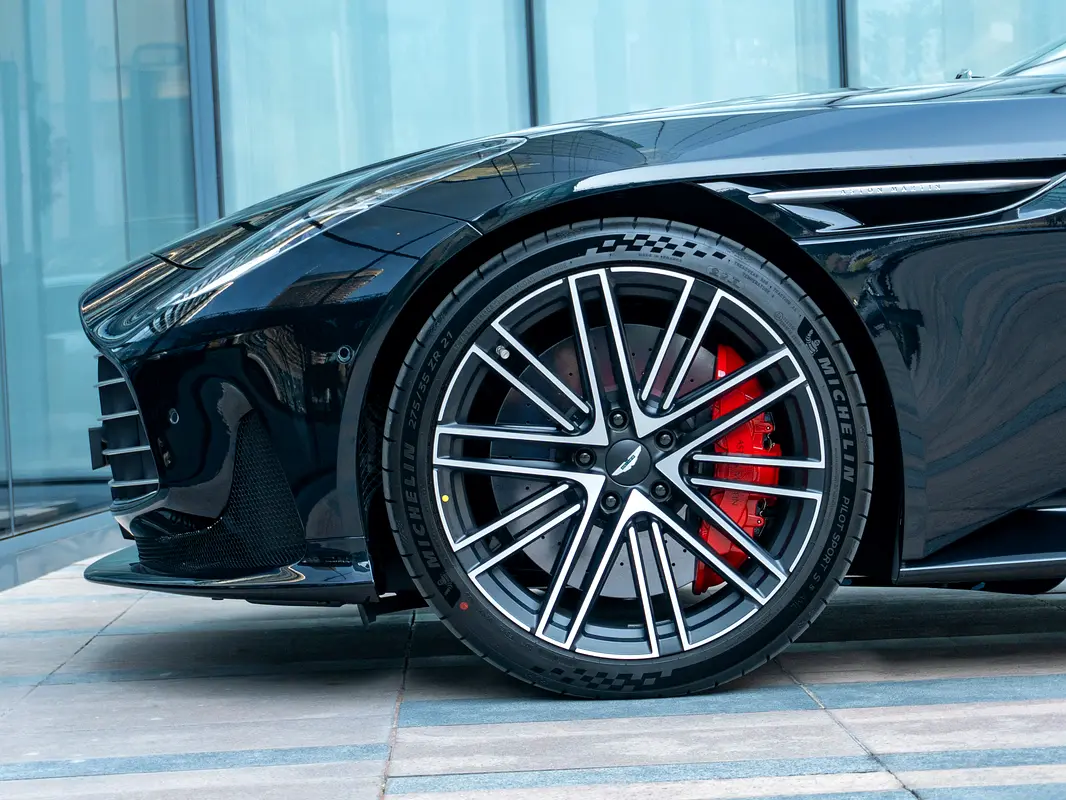 Aston Martin DB12, 2024 — фото 4 из 10