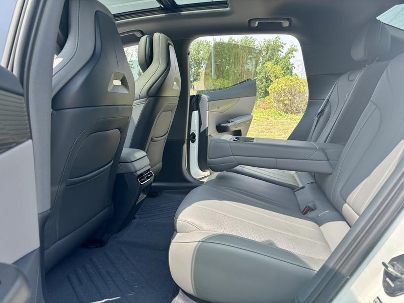 Lynk & Co 07 EM-P Hybrid, 2024 — фото 9 из 10