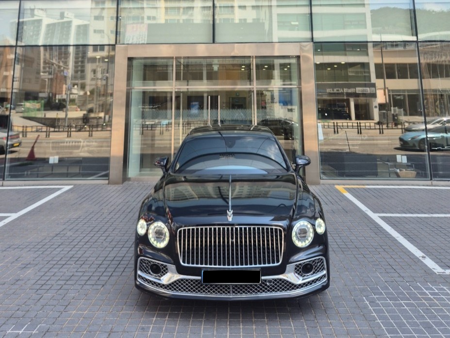 Bentley Flying Spur, 2023 — фото 3 из 12
