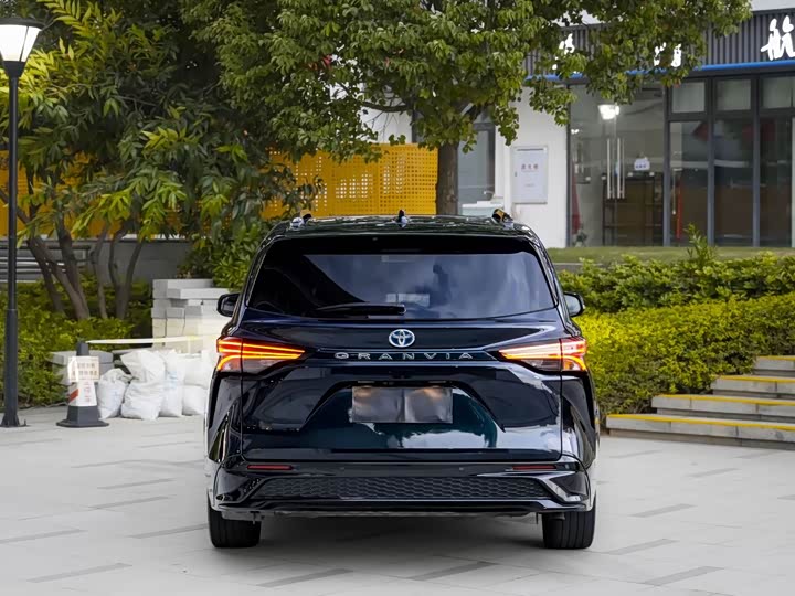 Toyota Granvia, 2022 — фото 5 из 9