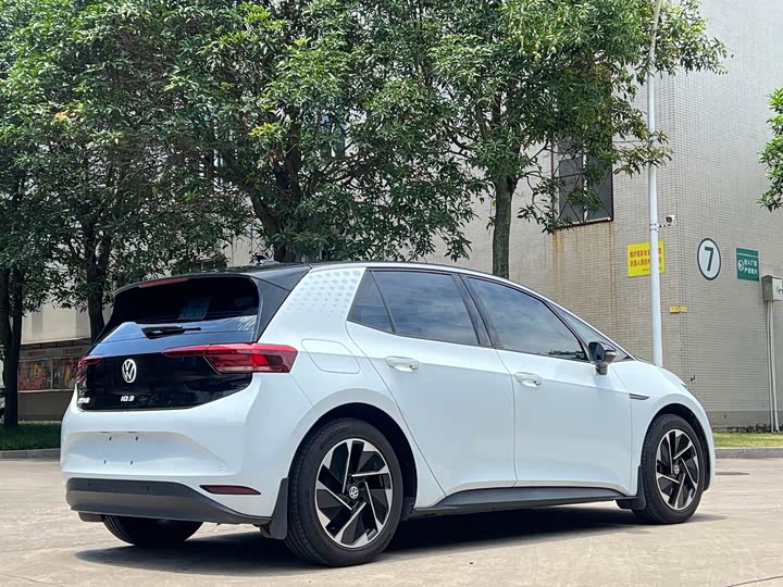 Volkswagen ID.3, 2023 — фото 5 из 9