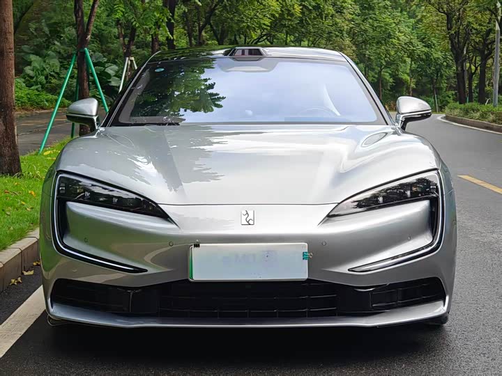BYD Yangwang U7, 2025 — фото 3 из 9