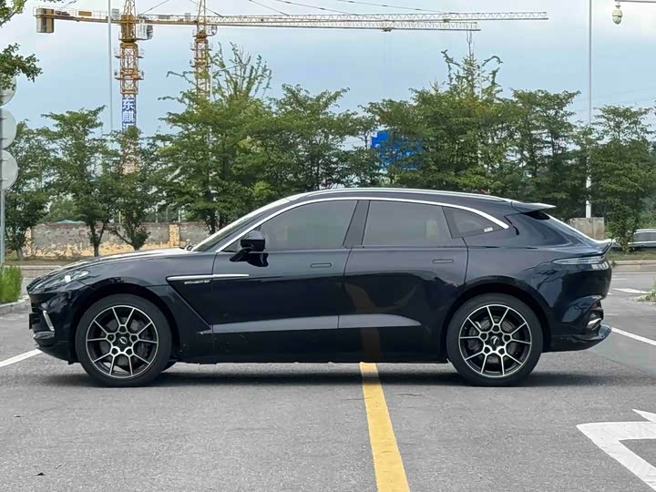 Aston Martin DBX, 2021 — фото 3 из 9