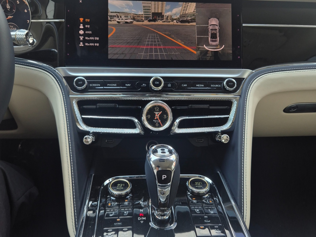 Bentley Flying Spur, 2023 — фото 8 из 12